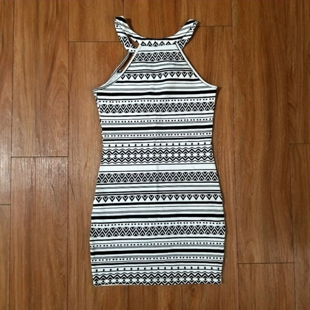 Cut Out Pattern Dress - Picture 4 of 5